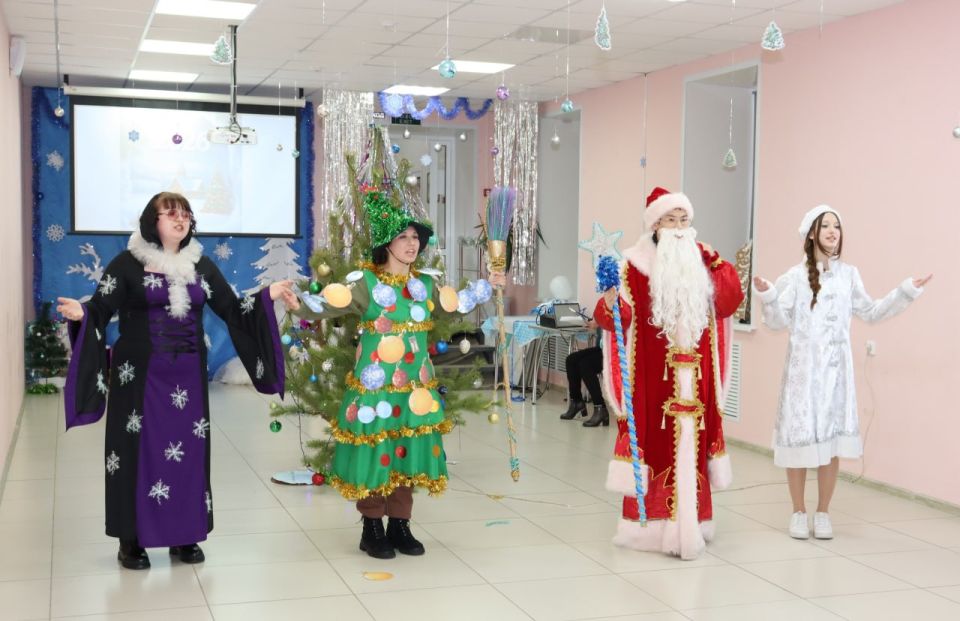 В Шатровском ДК устроили новогоднюю ёлку для детей военнослужащих СВО