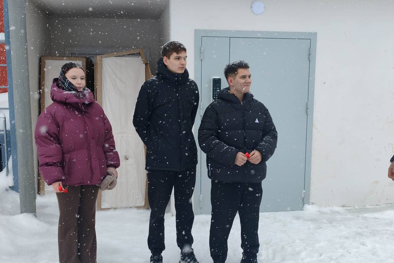 Новогодний подарок. Ключи от новых квартир получили ребята из числа детей-сирот и детей, оставшихся без попечения родителей Новогодний подарок. Ключи от новых квартир получили ребята из числа детей-сирот и детей, оставшихся без попечения родителей