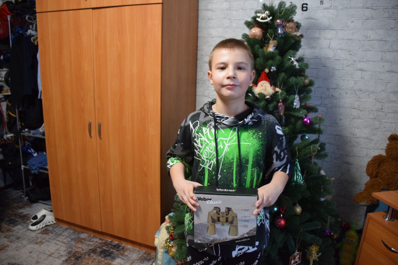 А 11-летнего Вадима Михалищева, которого приехал поздравить заместитель главы города, директор департамента развития городского хозяйства Денис Давыдов, застали за чисткой снега А 11-летнего Вадима Михалищева, которого приехал поздравить заместитель главы города, директор департамента развития городского хозяйства Денис Давыдов, застали за чисткой снега