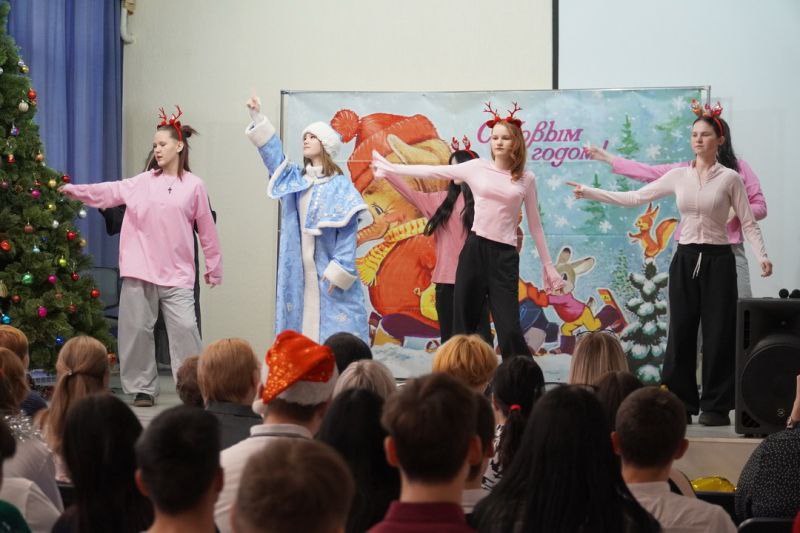 Представители полиции и Общественного совета при УМВД России по Курганской области поздравили с Новым годом учащихся Центра образования Представители полиции и Общественного совета при УМВД России по Курганской области поздравили с Новым годом учащихся Центра образования