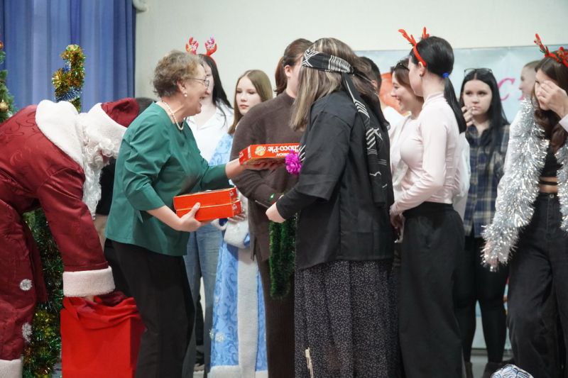 Представители полиции и Общественного совета при УМВД России по Курганской области поздравили с Новым годом учащихся Центра образования Представители полиции и Общественного совета при УМВД России по Курганской области поздравили с Новым годом учащихся Центра образования