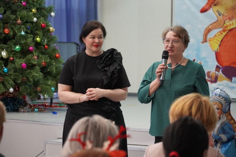 Представители полиции и Общественного совета при УМВД России по Курганской области поздравили с Новым годом учащихся Центра образования Представители полиции и Общественного совета при УМВД России по Курганской области поздравили с Новым годом учащихся Центра образования