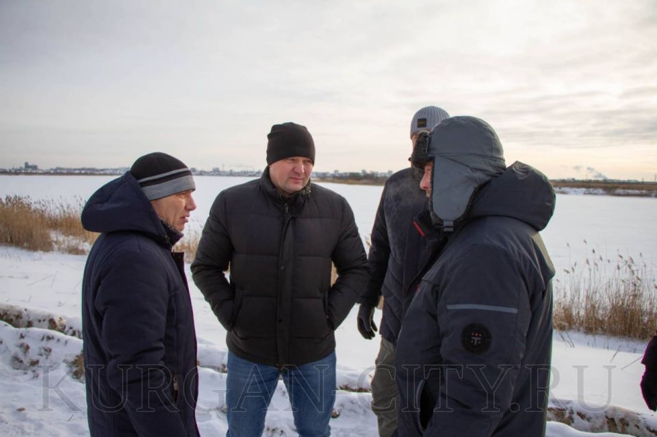 Глава города Кургана Антон Науменко в ходе рабочего объезда оценил, как ведутся работы по уборке улиц и дворовых территорий