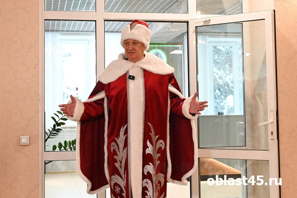Сенатор Муратов превратился в Деда Мороза и обратился к заводчанам «Курганприбора»