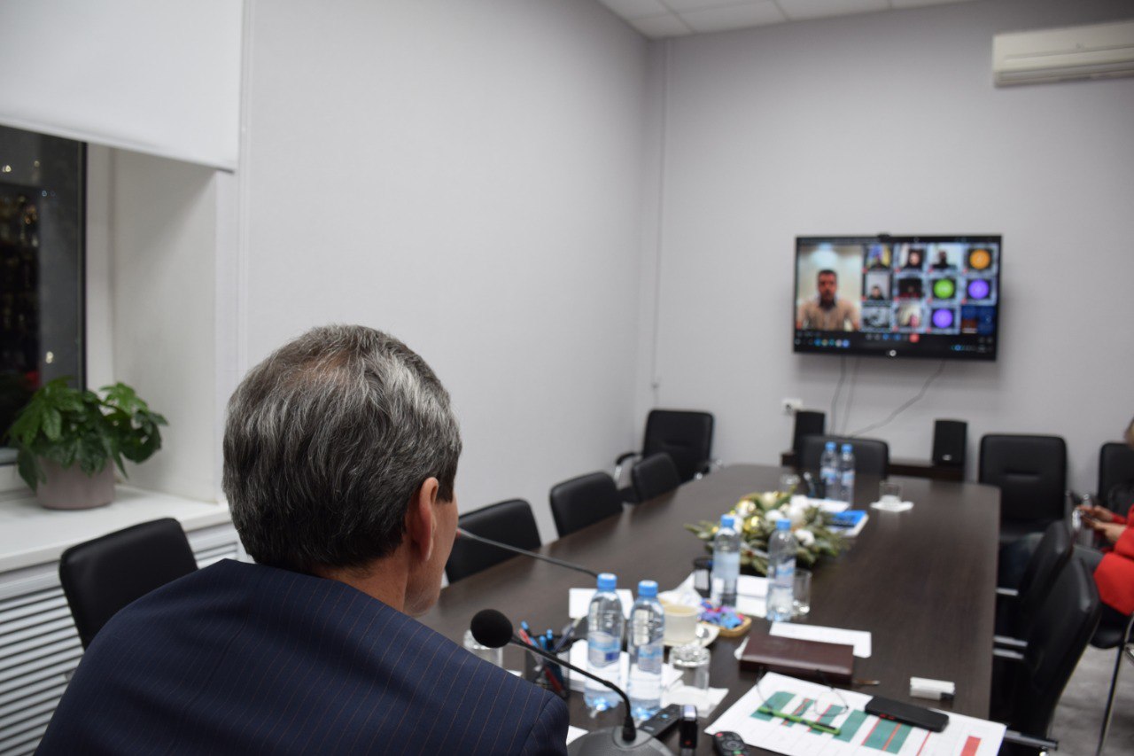 Перед управляющими компаниями поставлена задача - своевременно очищать дворы от снега Перед управляющими компаниями поставлена задача - своевременно очищать дворы от снега