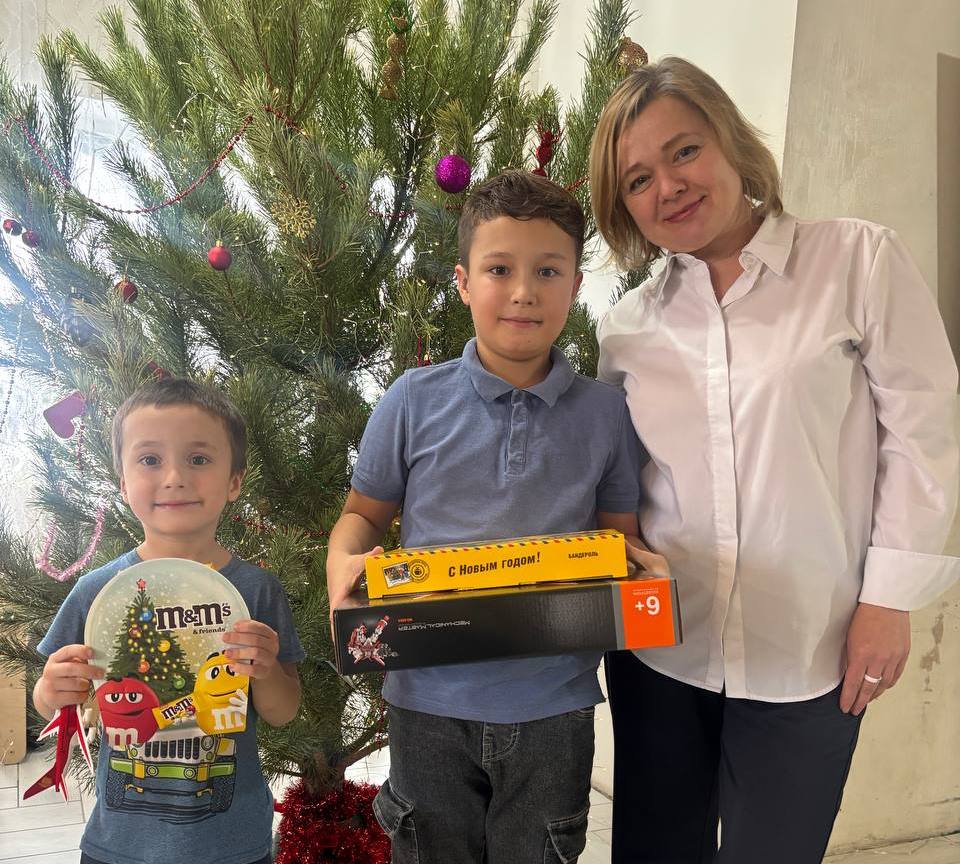 Директор департамента архитектуры, строительства и земельных отношений Нина Юшкова исполнила мечту отличника учебы Владислава Башурова, которому в начале января исполнится 10 лет Директор департамента архитектуры, строительства и земельных отношений Нина Юшкова исполнила мечту отличника учебы Владислава Башурова, которому в начале января исполнится 10 лет