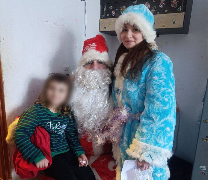 Сотрудники отдела полиции №2 УМВД России по г. Кургану поздравили с наступающим праздником семьи, состоящие на учёте Сотрудники отдела полиции №2 УМВД России по г. Кургану поздравили с наступающим праздником семьи, состоящие на учёте