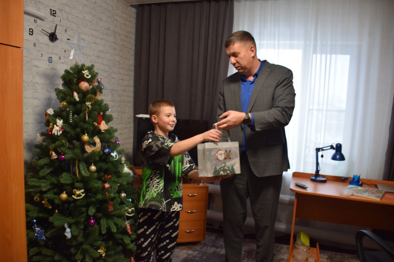 А 11-летнего Вадима Михалищева, которого приехал поздравить заместитель главы города, директор департамента развития городского хозяйства Денис Давыдов, застали за чисткой снега