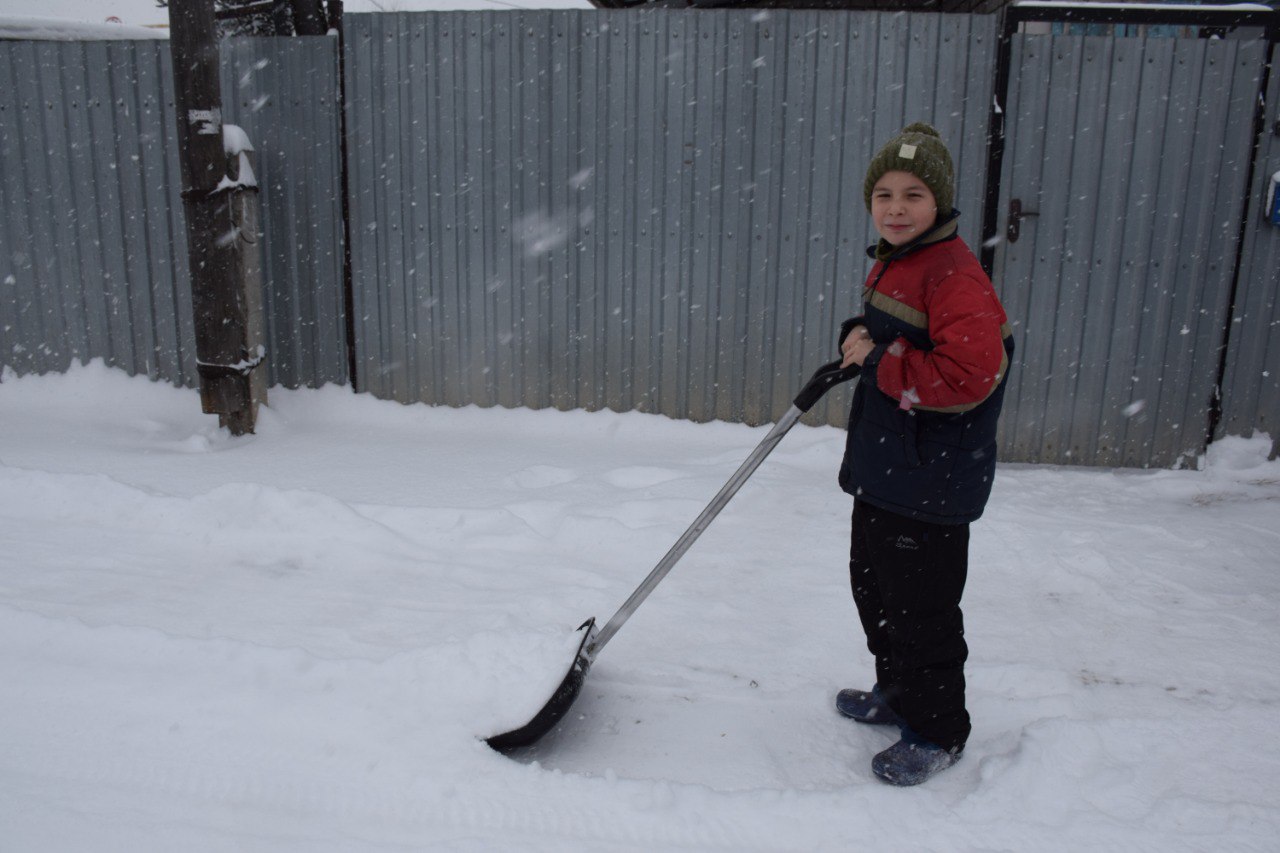 А 11-летнего Вадима Михалищева, которого приехал поздравить заместитель главы города, директор департамента развития городского хозяйства Денис Давыдов, застали за чисткой снега А 11-летнего Вадима Михалищева, которого приехал поздравить заместитель главы города, директор департамента развития городского хозяйства Денис Давыдов, застали за чисткой снега
