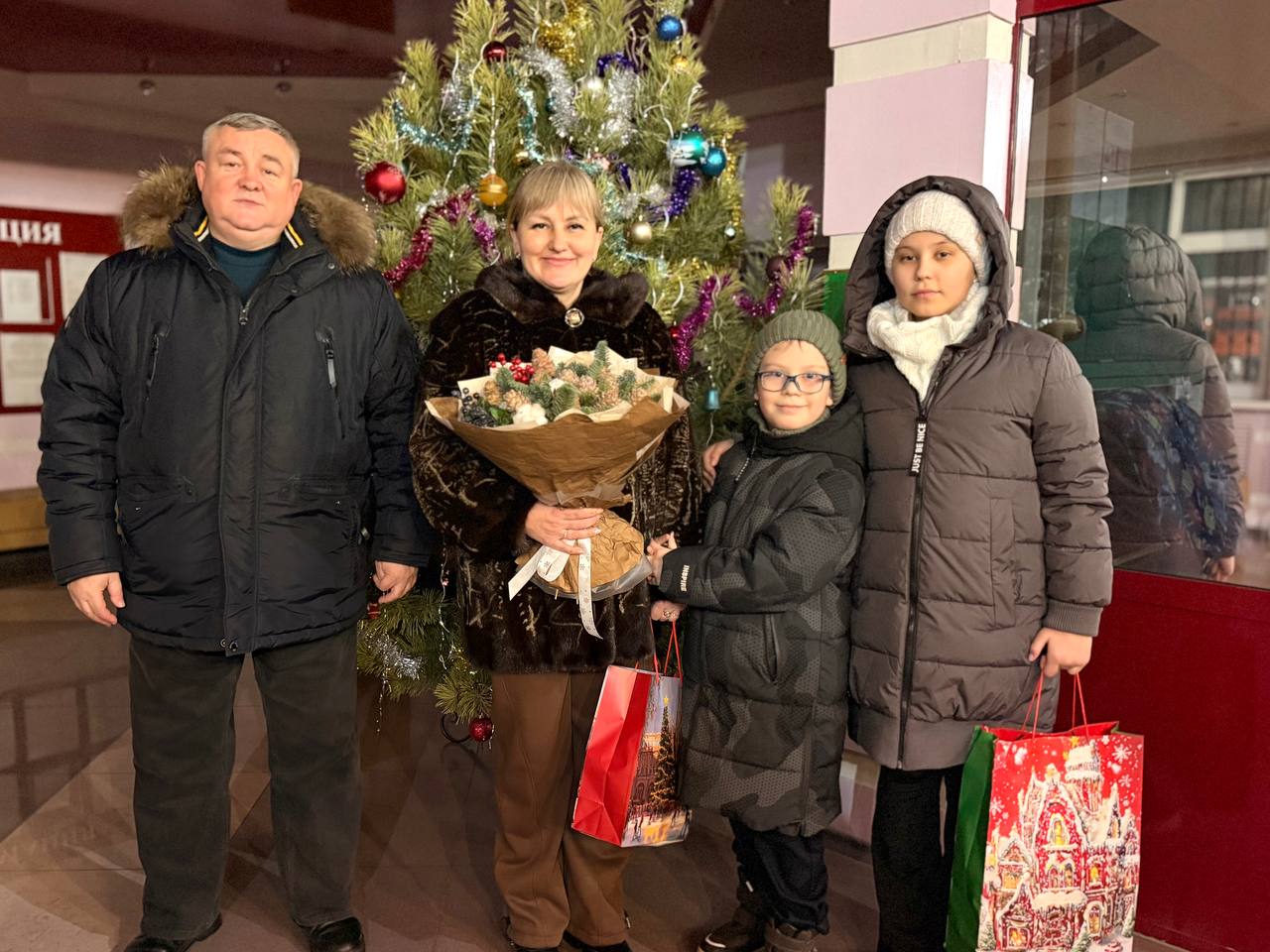 Новый год – это безусловно самый добрый праздник, когда все собираются за большим столом в кругу своих родных и близких Новый год – это безусловно самый добрый праздник, когда все собираются за большим столом в кругу своих родных и близких