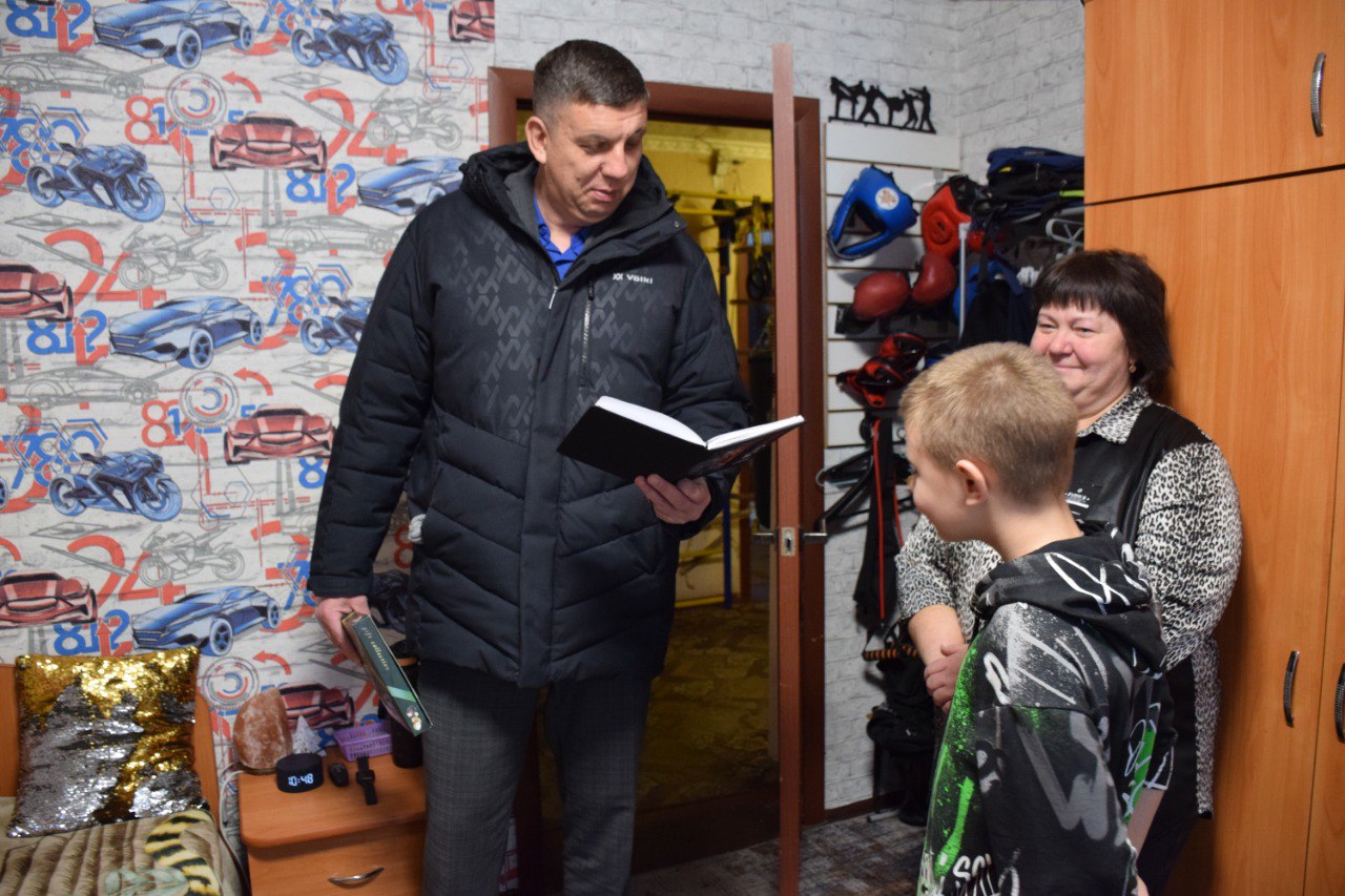 А 11-летнего Вадима Михалищева, которого приехал поздравить заместитель главы города, директор департамента развития городского хозяйства Денис Давыдов, застали за чисткой снега А 11-летнего Вадима Михалищева, которого приехал поздравить заместитель главы города, директор департамента развития городского хозяйства Денис Давыдов, застали за чисткой снега