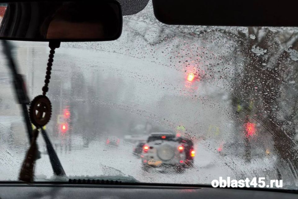 Водители Кургана попали в девятибалльные пробки, а такси подорожало в три раза