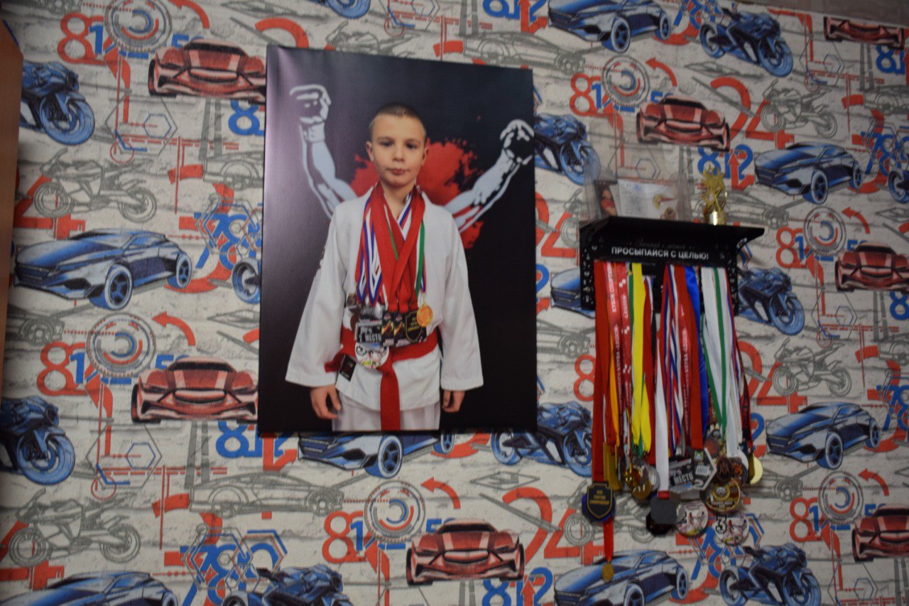 А 11-летнего Вадима Михалищева, которого приехал поздравить заместитель главы города, директор департамента развития городского хозяйства Денис Давыдов, застали за чисткой снега А 11-летнего Вадима Михалищева, которого приехал поздравить заместитель главы города, директор департамента развития городского хозяйства Денис Давыдов, застали за чисткой снега