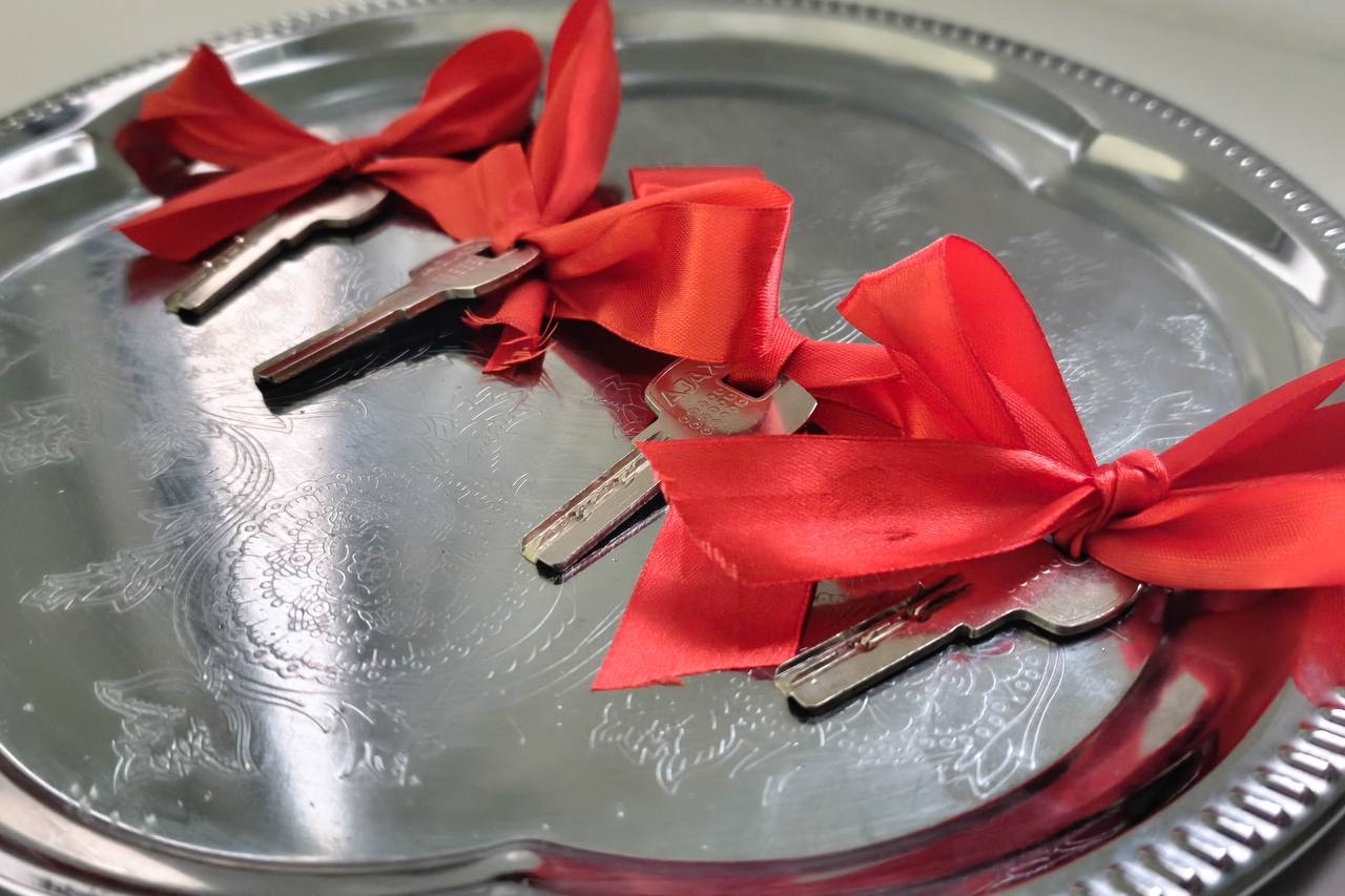 Новогодний подарок. Ключи от новых квартир получили ребята из числа детей-сирот и детей, оставшихся без попечения родителей Новогодний подарок. Ключи от новых квартир получили ребята из числа детей-сирот и детей, оставшихся без попечения родителей