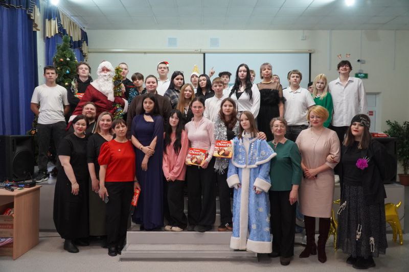 Представители полиции и Общественного совета при УМВД России по Курганской области поздравили с Новым годом учащихся Центра образования Представители полиции и Общественного совета при УМВД России по Курганской области поздравили с Новым годом учащихся Центра образования