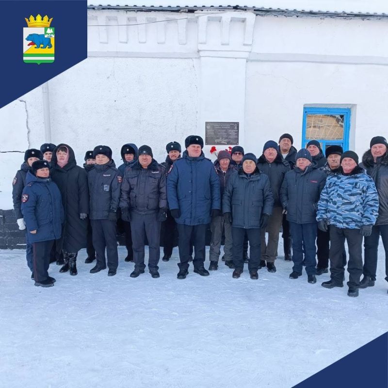 Сотрудники межмуниципального отдела МВД России «Петуховский» вместе с председателем ветеранской организации Александром Мутовкиным возложили цветы и почтили минутой молчания память младшего лейтенанта милиции Ивана...