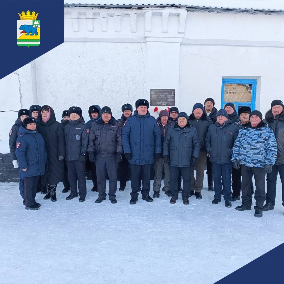 Сотрудники межмуниципального отдела МВД России «Петуховский» вместе с председателем ветеранской организации Александром Мутовкиным возложили цветы и почтили минутой молчания память младшего лейтенанта милиции Ивана...