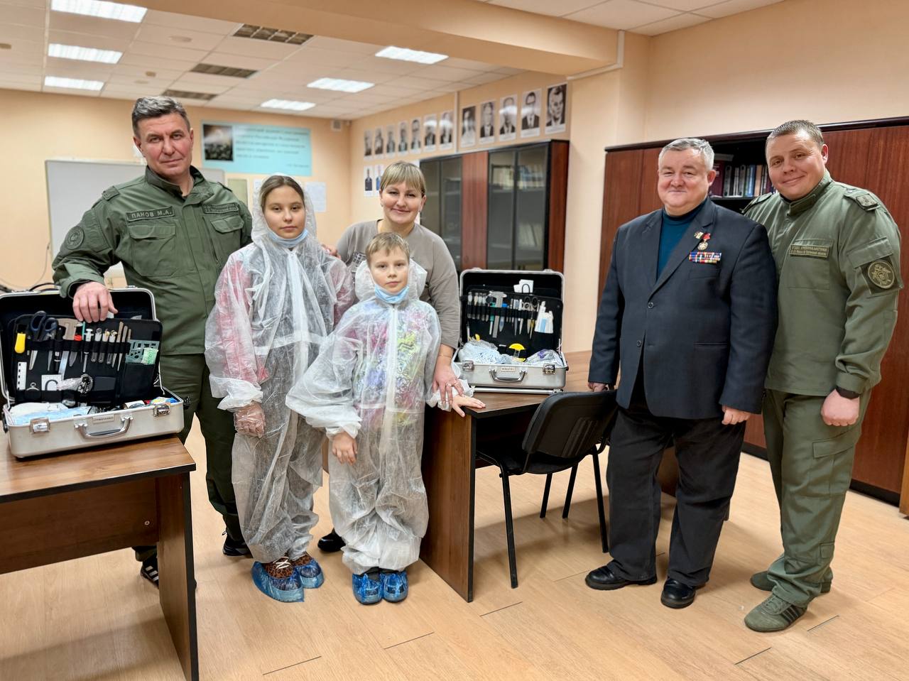 Новый год – это безусловно самый добрый праздник, когда все собираются за большим столом в кругу своих родных и близких Новый год – это безусловно самый добрый праздник, когда все собираются за большим столом в кругу своих родных и близких