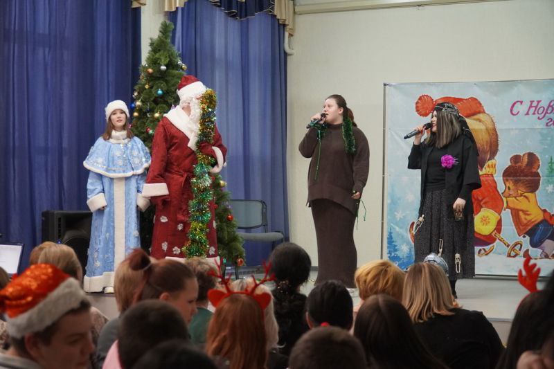 Представители полиции и Общественного совета при УМВД России по Курганской области поздравили с Новым годом учащихся Центра образования Представители полиции и Общественного совета при УМВД России по Курганской области поздравили с Новым годом учащихся Центра образования