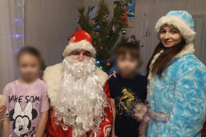 Сотрудники отдела полиции №2 УМВД России по г. Кургану поздравили с наступающим праздником семьи, состоящие на учёте Сотрудники отдела полиции №2 УМВД России по г. Кургану поздравили с наступающим праздником семьи, состоящие на учёте