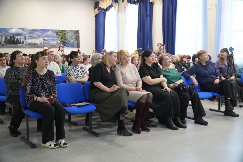 Представители полиции и Общественного совета при УМВД России по Курганской области поздравили с Новым годом учащихся Центра образования Представители полиции и Общественного совета при УМВД России по Курганской области поздравили с Новым годом учащихся Центра образования