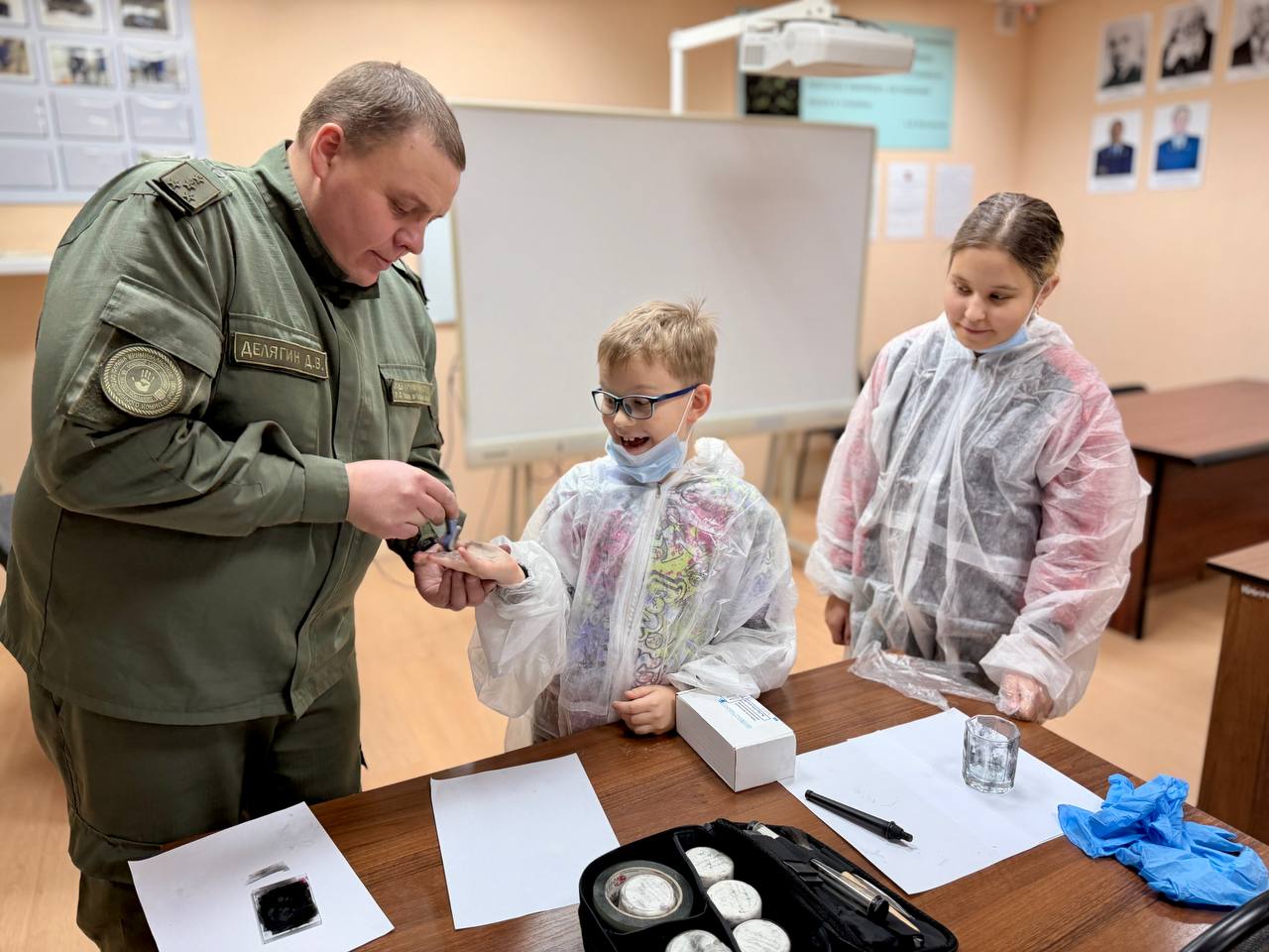 Новый год – это безусловно самый добрый праздник, когда все собираются за большим столом в кругу своих родных и близких Новый год – это безусловно самый добрый праздник, когда все собираются за большим столом в кругу своих родных и близких