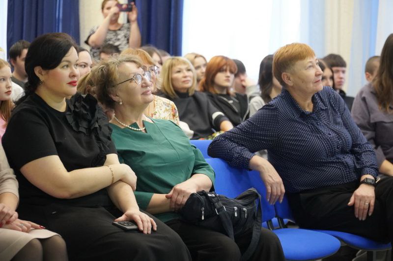 Представители полиции и Общественного совета при УМВД России по Курганской области поздравили с Новым годом учащихся Центра образования