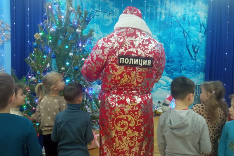 К Всероссийской акции «Полицейский Дед Мороз» присоединились сотрудники межмуниципального отдела МВД России «Петуховский» К Всероссийской акции «Полицейский Дед Мороз» присоединились сотрудники межмуниципального отдела МВД России «Петуховский»