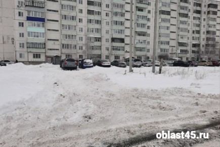 В курганском микрорайоне заезды во дворы и обочины дорог завалены снегом