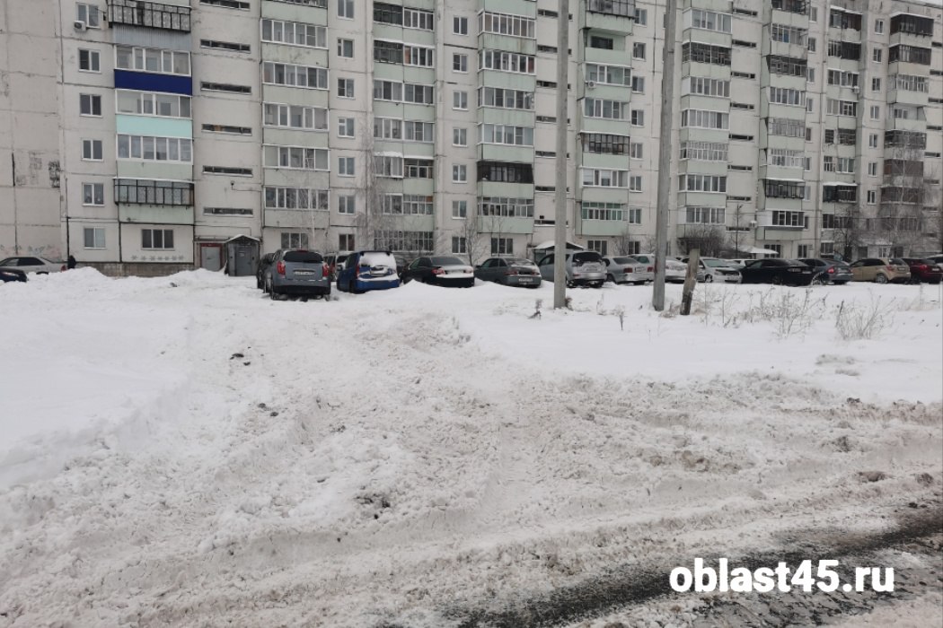 В курганском микрорайоне заезды во дворы и обочины дорог завалены снегом