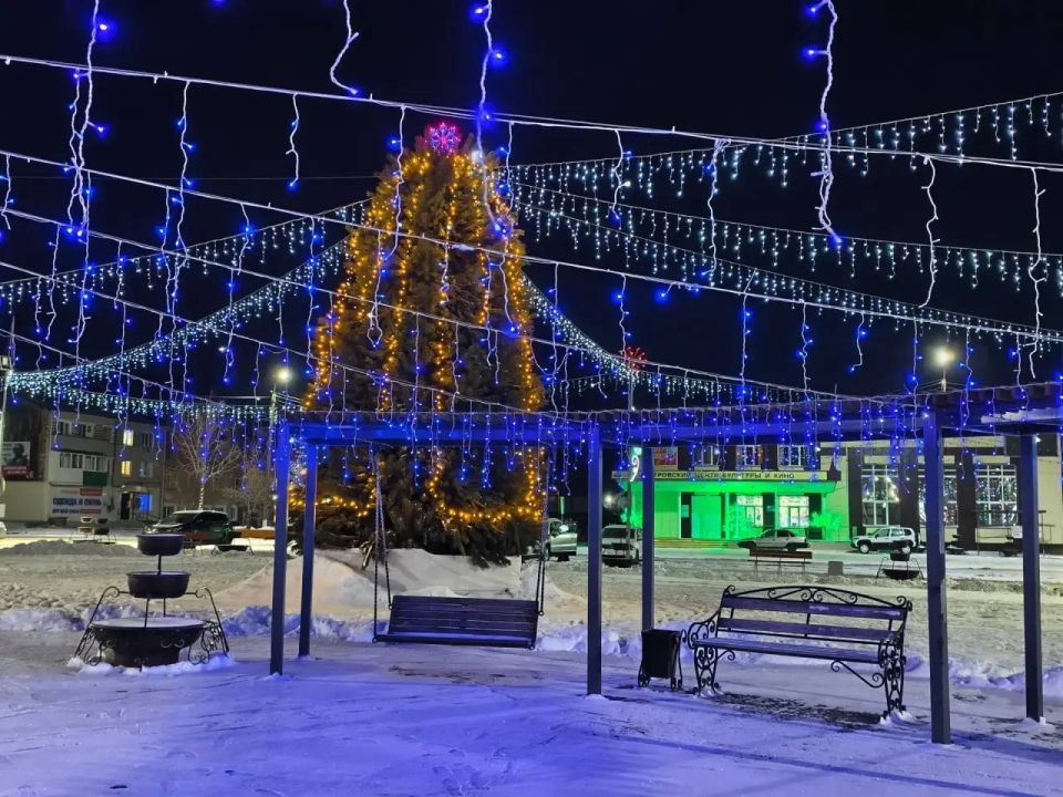 На новогодних каникулах в Шатровском округе особенно красиво! Улицы превратились в настоящий калейдоскоп света и цвета, а дома и общественные пространства украшены яркими огнями и декорациями