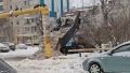 В Кургане в одном из дворов Заозёрного неизвестные выгрузили кучу снега с КамАЗа
