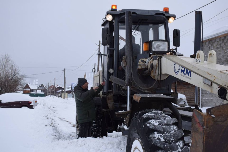Антон Науменко: Особое внимание – дорогам. Подъезды к остановкам, тротуары, перекрестки чистятся