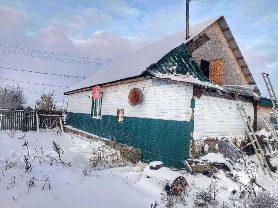 В Курганской области загорелся дом, в котором проживала семья с тремя детьми