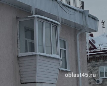 Сосульки размером с человека пугают курганцев