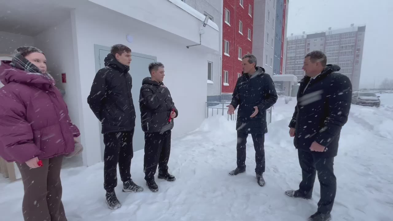 Накануне Нового года глава города Кургана Антон Науменко вручил ключи от новых квартир ребятам из числа детей-сирот и детей, оставшихся без попечения родителей