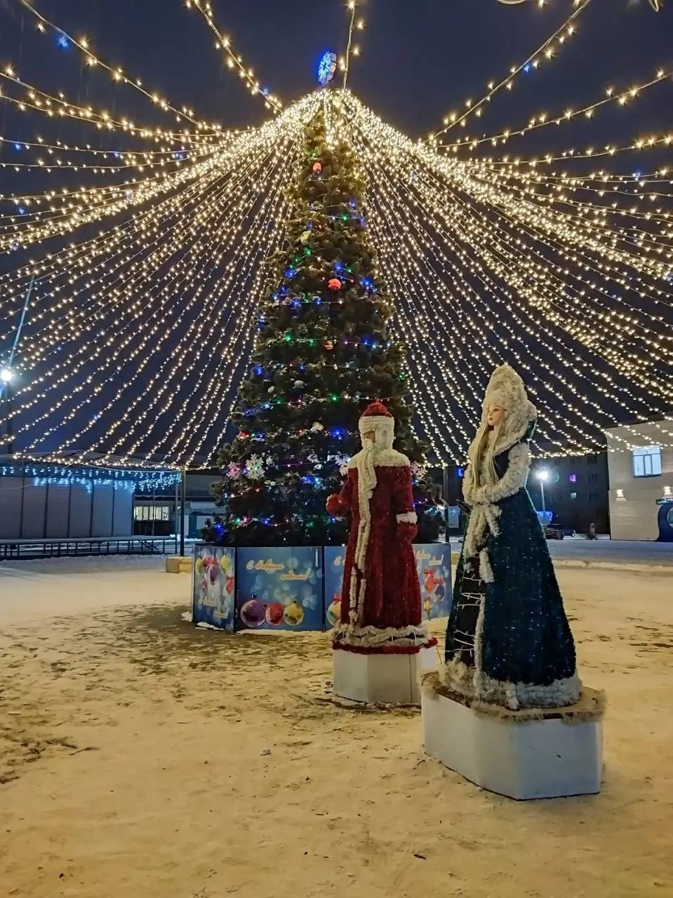 Лебяжьевский округ похорошел к праздникам, на улицах царит новогодняя атмосфера Лебяжьевский округ похорошел к праздникам, на улицах царит новогодняя атмосфера