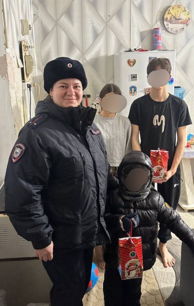 В рамках Всероссийской акции «Полицейский Дед Мороз» сотрудники отдела полиции №1 УМВД России по городу Кургану посетили семьи, находящиеся в трудной жизненной ситуации В рамках Всероссийской акции «Полицейский Дед Мороз» сотрудники отдела полиции №1 УМВД России по городу Кургану посетили семьи, находящиеся в трудной жизненной ситуации