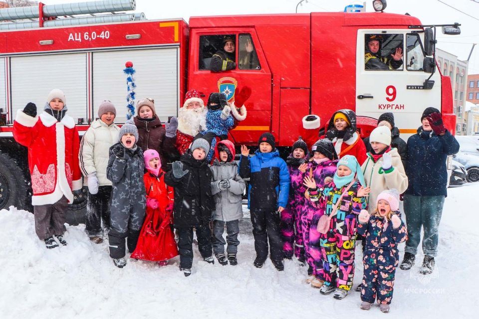 Пожарный Дед Мороз в Кургане устроил детям праздник безопасности