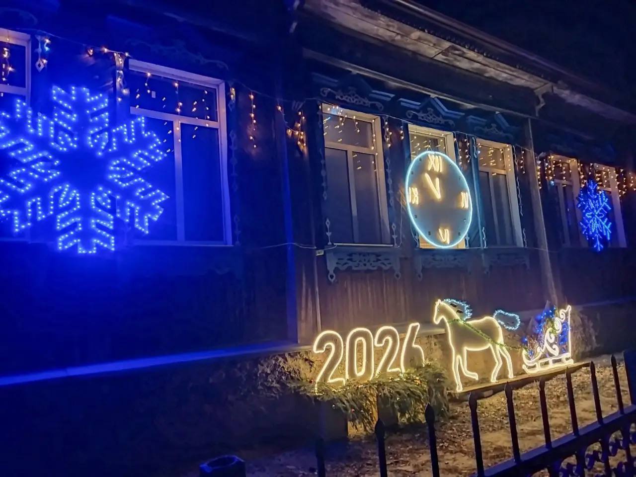 Лебяжьевский округ похорошел к праздникам, на улицах царит новогодняя атмосфера Лебяжьевский округ похорошел к праздникам, на улицах царит новогодняя атмосфера