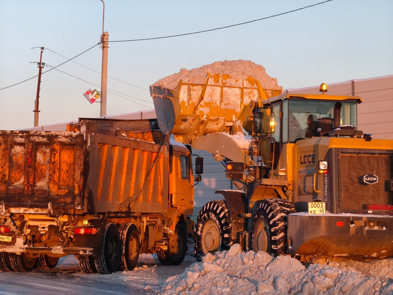 В Кургане дорожными службами продолжается очистка улично-дорожной сети от снега В Кургане дорожными службами продолжается очистка улично-дорожной сети от снега