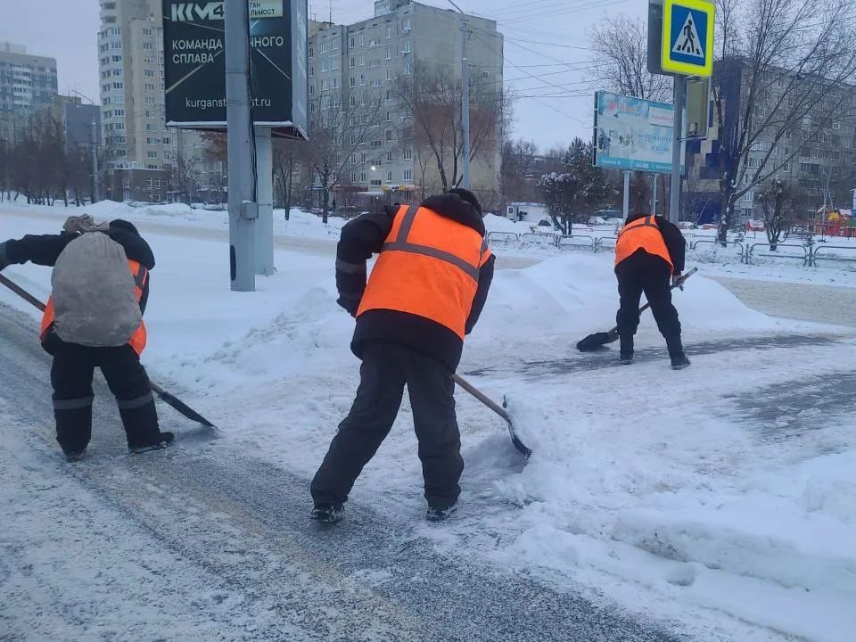 В Кургане дорожными службами продолжается очистка улично-дорожной сети от снега В Кургане дорожными службами продолжается очистка улично-дорожной сети от снега