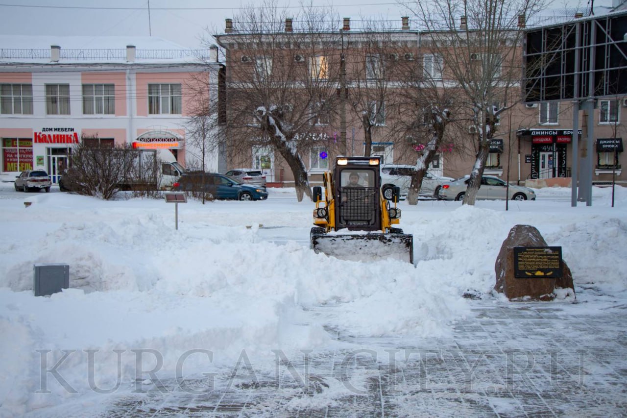 Дорожные и коммунальные службы круглосуточно работают на очистке города от снега Дорожные и коммунальные службы круглосуточно работают на очистке города от снега