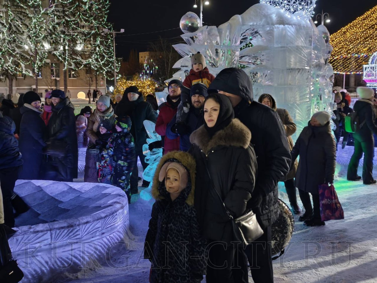 Сегодня вечером на центральной площади Кургана прошла интерактивная программа, посвященная Новому 2026 году и Рождественскому сочельнику Сегодня вечером на центральной площади Кургана прошла интерактивная программа, посвященная Новому 2026 году и Рождественскому сочельнику