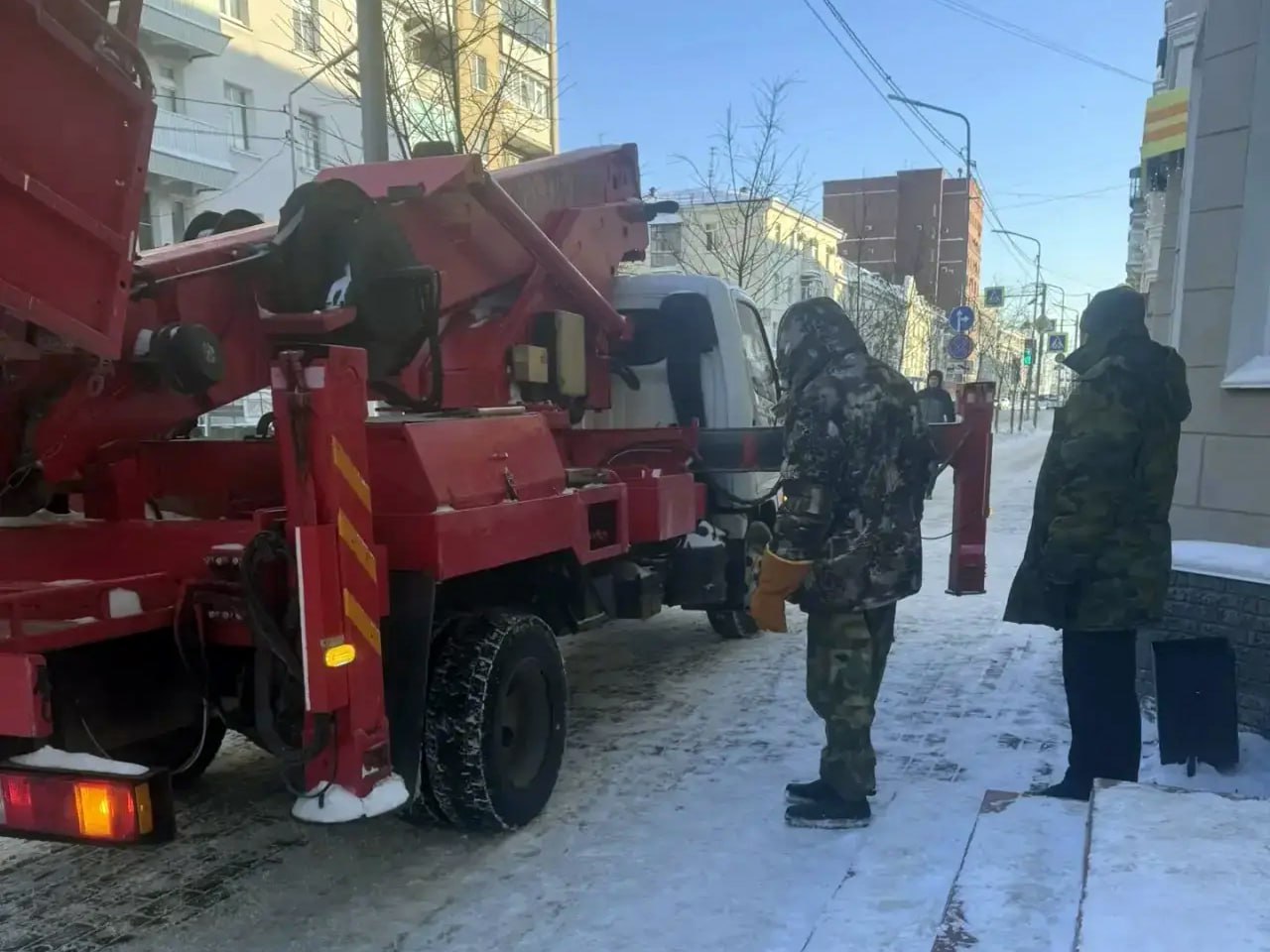 Фото управляющих компаний. Обильные снегопады в последние дни в Кургане, сопровождающиеся морозами ночью и оттепелью днем привели к образованию снежных карнизов и сосулек на крышах Фото управляющих компаний. Обильные снегопады в последние дни в Кургане, сопровождающиеся морозами ночью и оттепелью днем привели к образованию снежных карнизов и сосулек на крышах