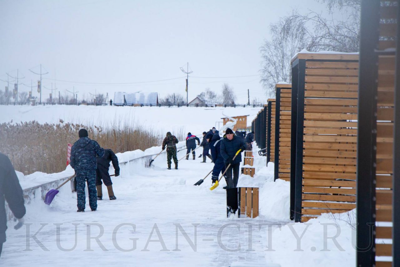 Дорожные и коммунальные службы круглосуточно работают на очистке города от снега Дорожные и коммунальные службы круглосуточно работают на очистке города от снега