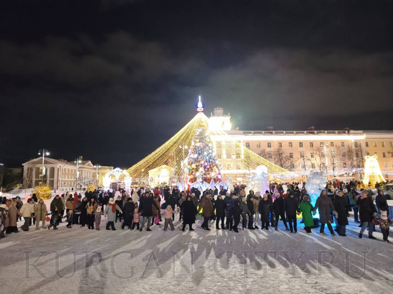 Сегодня вечером на центральной площади Кургана прошла интерактивная программа, посвященная Новому 2026 году и Рождественскому сочельнику