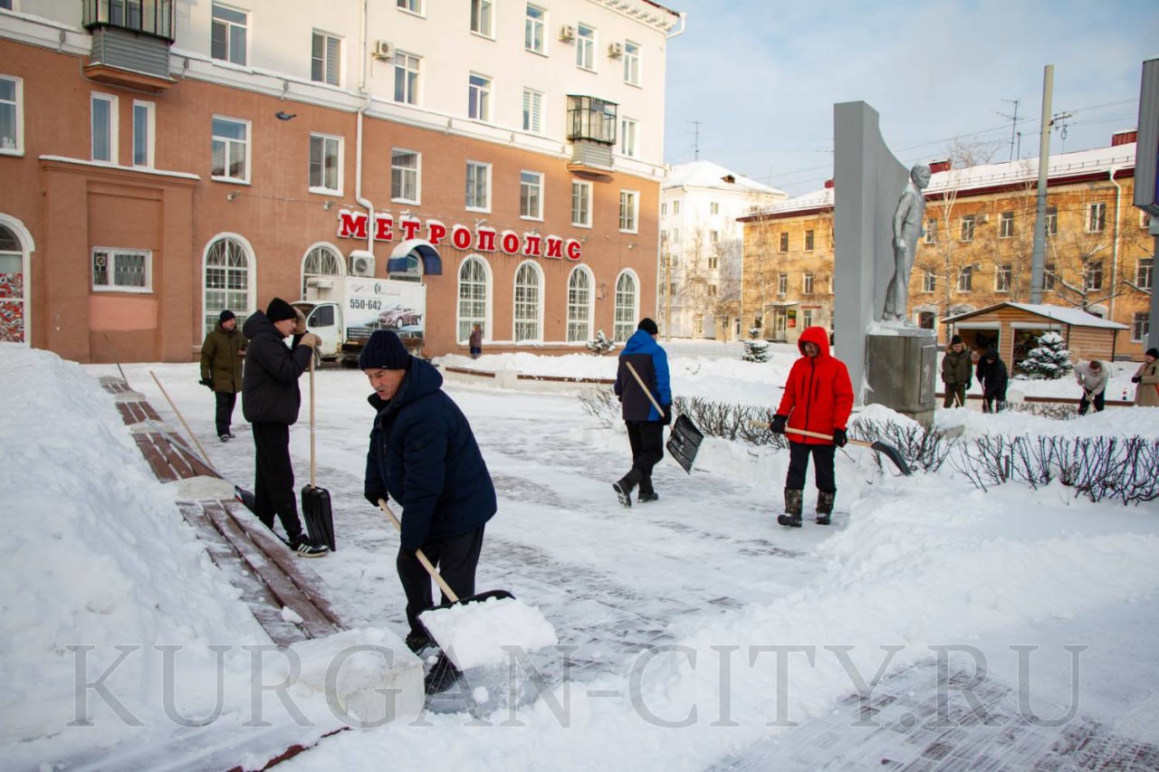 Дорожные и коммунальные службы круглосуточно работают на очистке города от снега Дорожные и коммунальные службы круглосуточно работают на очистке города от снега