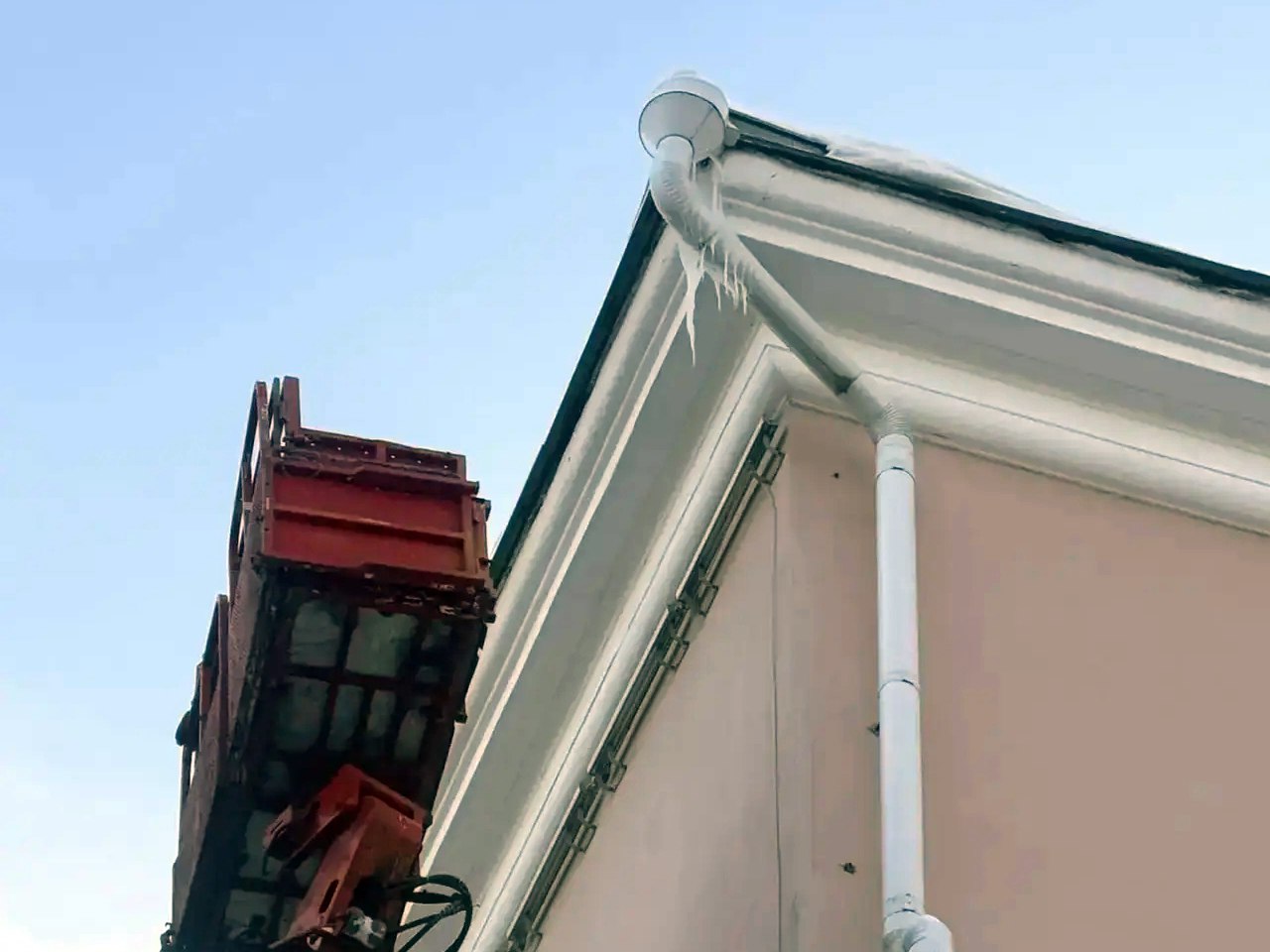 Фото управляющих компаний. Обильные снегопады в последние дни в Кургане, сопровождающиеся морозами ночью и оттепелью днем привели к образованию снежных карнизов и сосулек на крышах Фото управляющих компаний. Обильные снегопады в последние дни в Кургане, сопровождающиеся морозами ночью и оттепелью днем привели к образованию снежных карнизов и сосулек на крышах