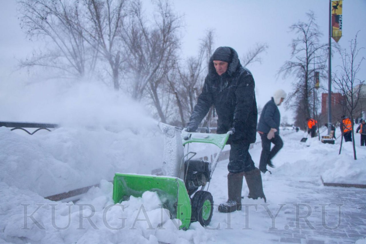 Дорожные и коммунальные службы круглосуточно работают на очистке города от снега Дорожные и коммунальные службы круглосуточно работают на очистке города от снега